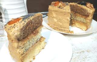 Торт с орехами, маком и изюмом