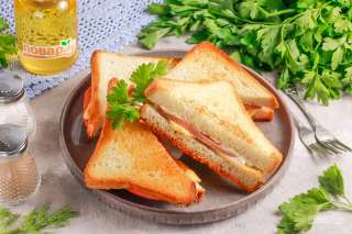 Горячие сэндвичи с колбасой и сыром на сковороде