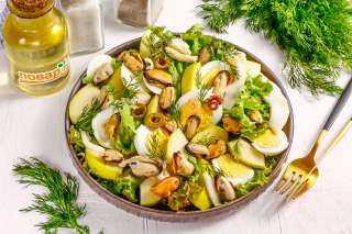 Салат из морепродуктов с яблоком