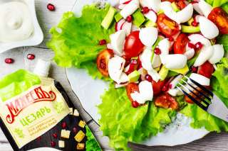 Салат с авокадо и моцареллой под соусом "Цезарь"