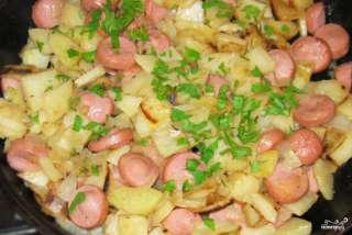 Жареные колбаски с картошкой