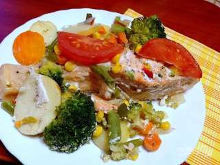Лосось в духовке с овощами