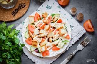 Салат с курицей и сухариками
