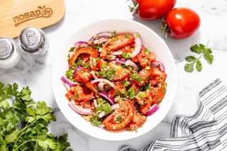 Салат с помидорами и кинзой