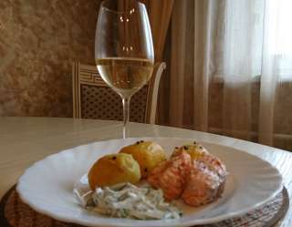 Запеченная красная рыба с картофелем и соусом тартар из майонеза