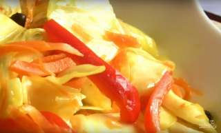 Капуста, маринованная с перцем и куркумой