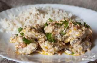Мясо в горшочках со сметаной