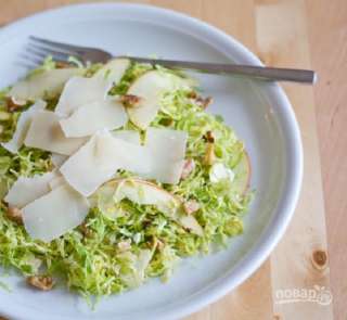 Салат с яблоками и брюссельской капустой