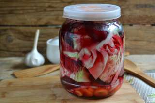 Капуста, маринованная со свеклой по-грузински