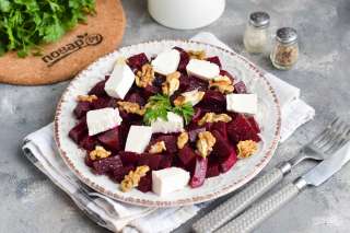 Салат из маринованной свеклы с сыром фета и грецкими орехами