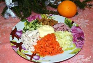 Салат горками на блюде