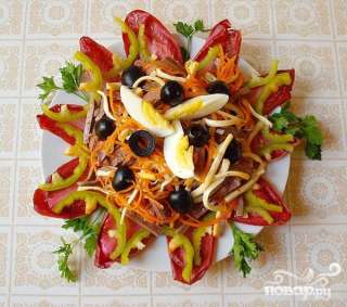 Салат из сердца с копченым сыром и цикорием