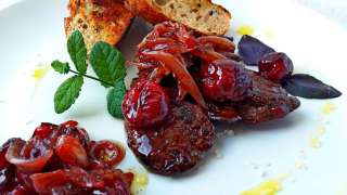 Куриная печень с маринованной черешней