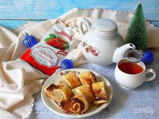 Кокосовый рулет с клубничным джемом