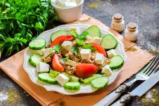 Салат с тунцом и брынзой