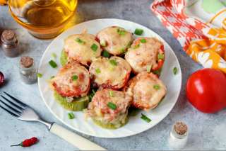 Кабачки в духовке с помидорами, фаршем и сыром кружочками