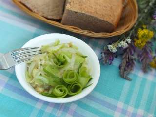 Салат с редькой и луком