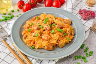 Тушеная капуста с индейкой