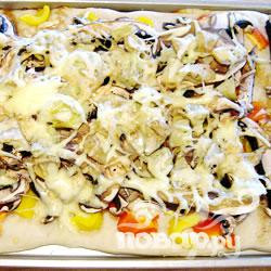 Пицца с грибами портобелло, свежим перцем и козьим сыром