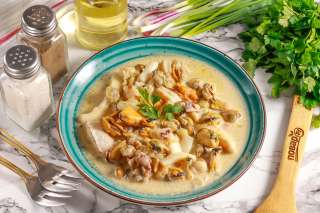 Морепродукты в чесночном соусе