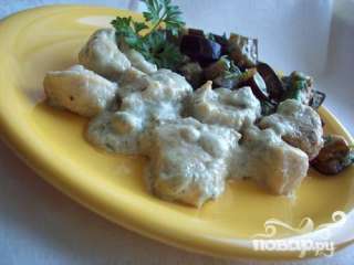 Куриное филе в соусе из сливок и сыра дор-блю