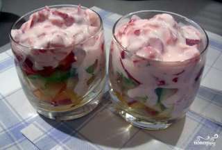 Салат с клубникой и огурцом