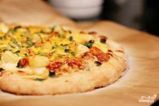 Пицца с ананасами и курицей
