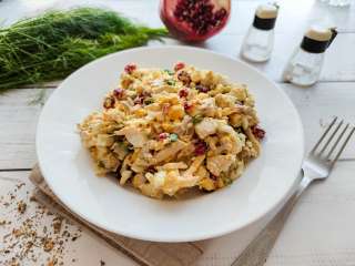 Салат мужской с говядиной, маринованными огурцами и луком