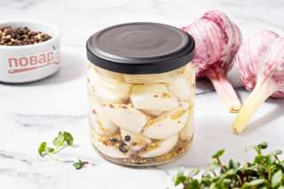 Маринованные зубчики чеснока