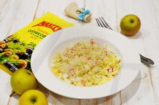 Крабовый салат с оливковым майонезом