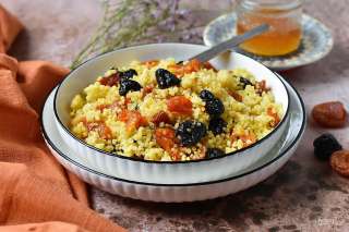 Постная пшенная каша с сухофруктами