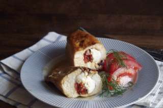 Мясной рулет с овощами и сыром