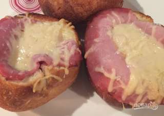 Горячие булочки с яйцом, сыром и ветчиной на завтрак