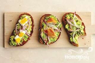 Тосты с авокадо, луком и каперсами