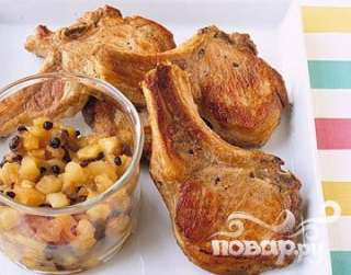 Свиные отбивные с яблоками и изюмом