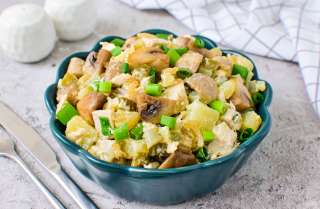 Салат с шампиньонами и курицей