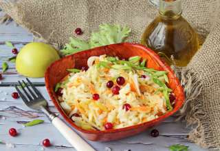 Салат из капусты с брусникой и яблоками