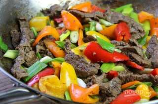 Жареная с овощами говядина
