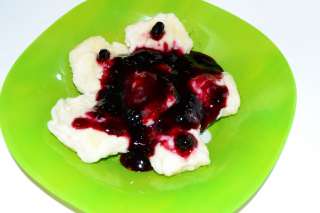 Галушки с черничным джемом
