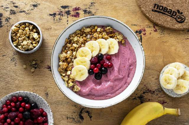 красочный смузи-боул в детской тарелке с кусочками фруктов