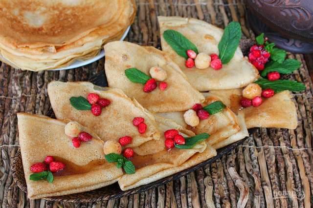 блинчики из цельнозерновой муки с медом и ягодами