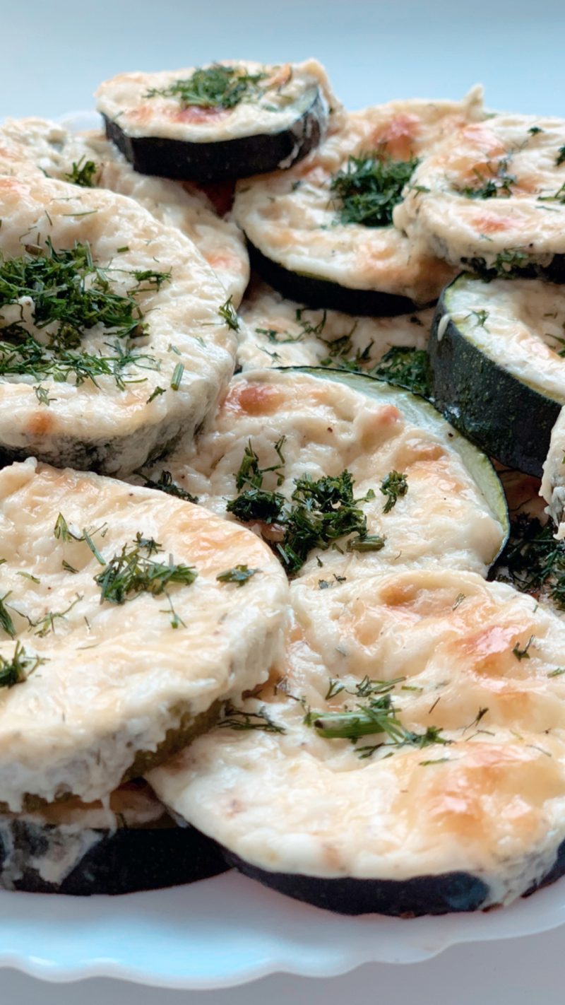 Вкуснее, чем оладьи: запеченные кабачки с сыром и чесноком — пошаговый рецепт приготовления