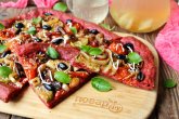 Пицца из свекольного теста с овощами и грибами