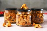 Лисички маринованные
