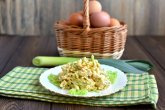 Салат с луком-пореем и яйцом