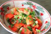 Салат из зеленого лука и помидоров