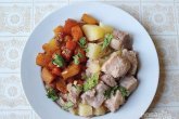 Свинина тушеная с картофелем, тыквой и морковью