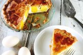 Пирог с яйцами, сыром и беконом