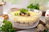 Салат с курицей, и грибами, и сыром