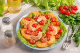 Салат с креветками и персиками